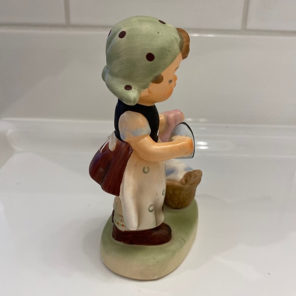 Vintage 1950’s ironing girl figurine with iron. Made in Taiwan - Picture 2 of 6